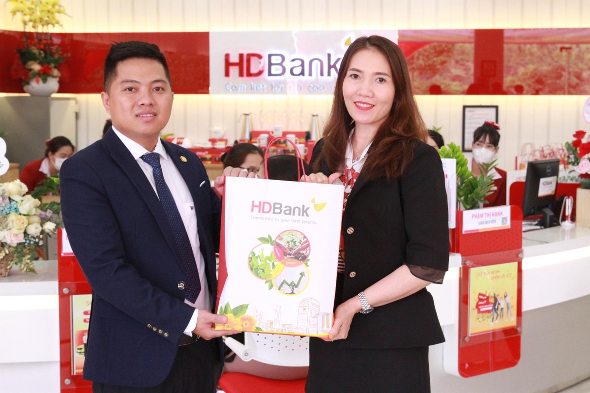 Trong không khí tưng bừng của lễ khai trương, HDBank Tuy Đức - Đắk Nông cũng dành nhiều phần quà hấp dẫn cho khách hàng đến giao dịch cùng với nhiều chương trình khuyến mãi. Trong không khí tưng bừng của lễ khai trương, HDBank Tuy Đức - Đắk Nông cũng dành nhiều phần quà hấp dẫn cho khách hàng đến giao dịch cùng với nhiều chương trình khuyến mãi.
