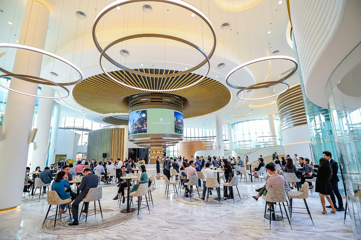 Bên trong là không gian dịch vụ sang trọng kết hợp cùng cảnh quan thiên nhiên, thiết kế được đầu tư tỉ mỉ cùng công nghệ tiên tiến. Bên trong là không gian dịch vụ sang trọng kết hợp cùng cảnh quan thiên nhiên, thiết kế được đầu tư tỉ mỉ cùng công nghệ tiên tiến.