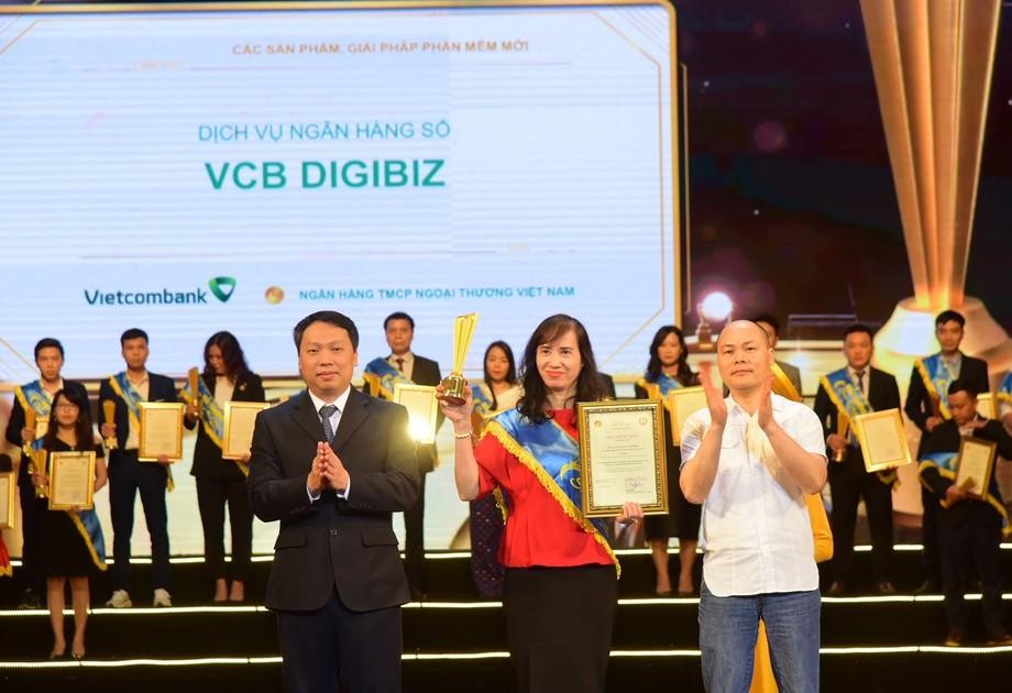Đại diện Vietcombank nhận giải thưởng Sao Khuê năm 2022 dành cho dịch vụ ngân hàng số VCB DigiBiz. Đại diện Vietcombank nhận giải thưởng Sao Khuê năm 2022 dành cho dịch vụ ngân hàng số VCB DigiBiz.