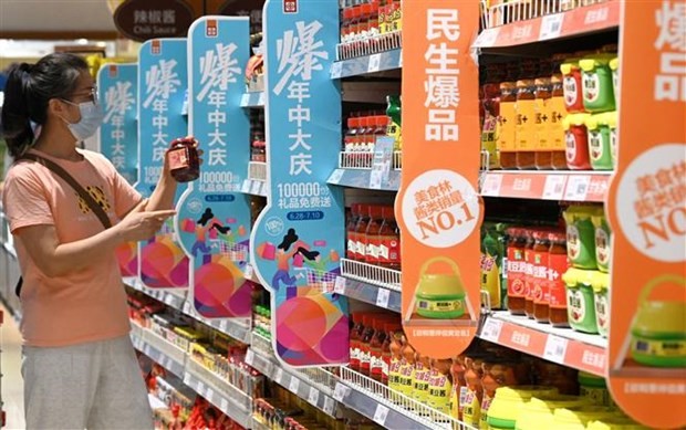 Người dân chọn mua hàng tại một siêu thị ở tỉnh Hà Bắc, Trung Quốc. (Ảnh: THX/TTXVN). Người dân chọn mua hàng tại một siêu thị ở tỉnh Hà Bắc, Trung Quốc. (Ảnh: THX/TTXVN).