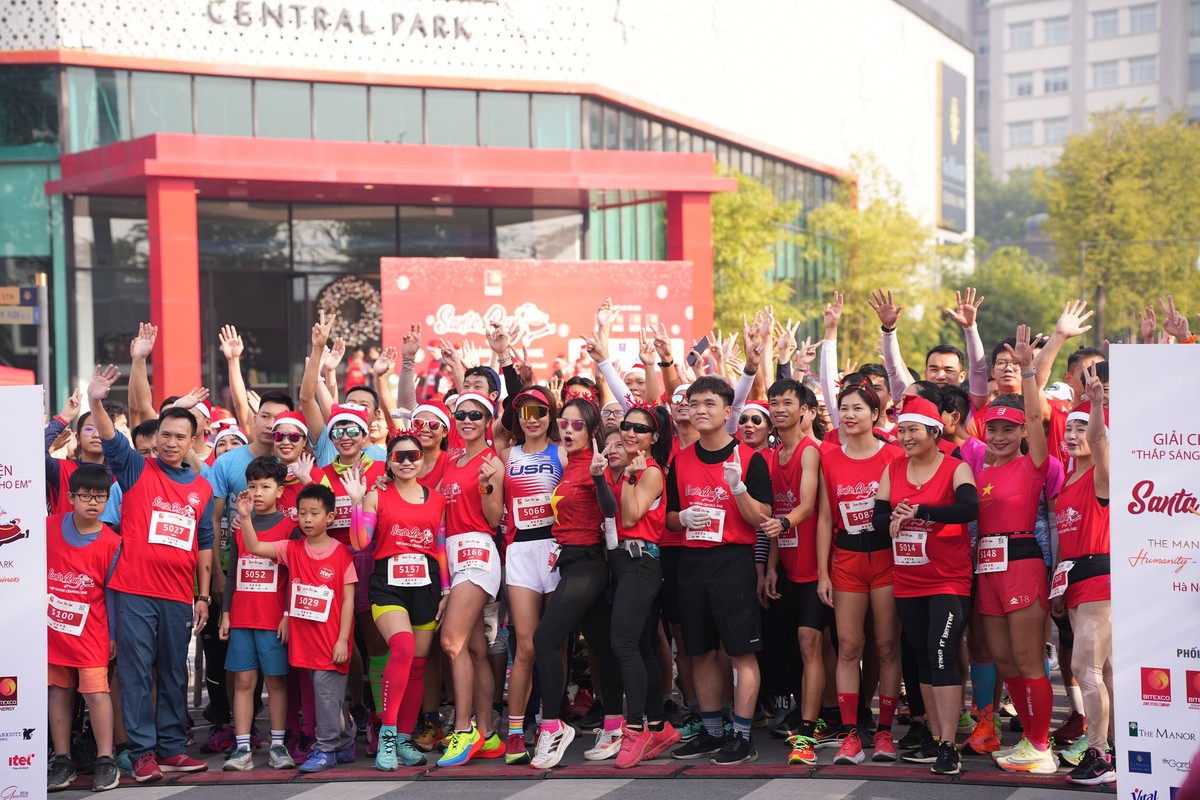 Santa Run thu hút hơn 500 vận động viên các lứa tuổi tham gia ngay trong lần đầu tiên tổ chức. Santa Run thu hút hơn 500 vận động viên các lứa tuổi tham gia ngay trong lần đầu tiên tổ chức.