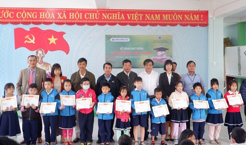 100 suất học bổng được trao tặng các em học sinh vượt khó học giỏi. Ảnh: N.T