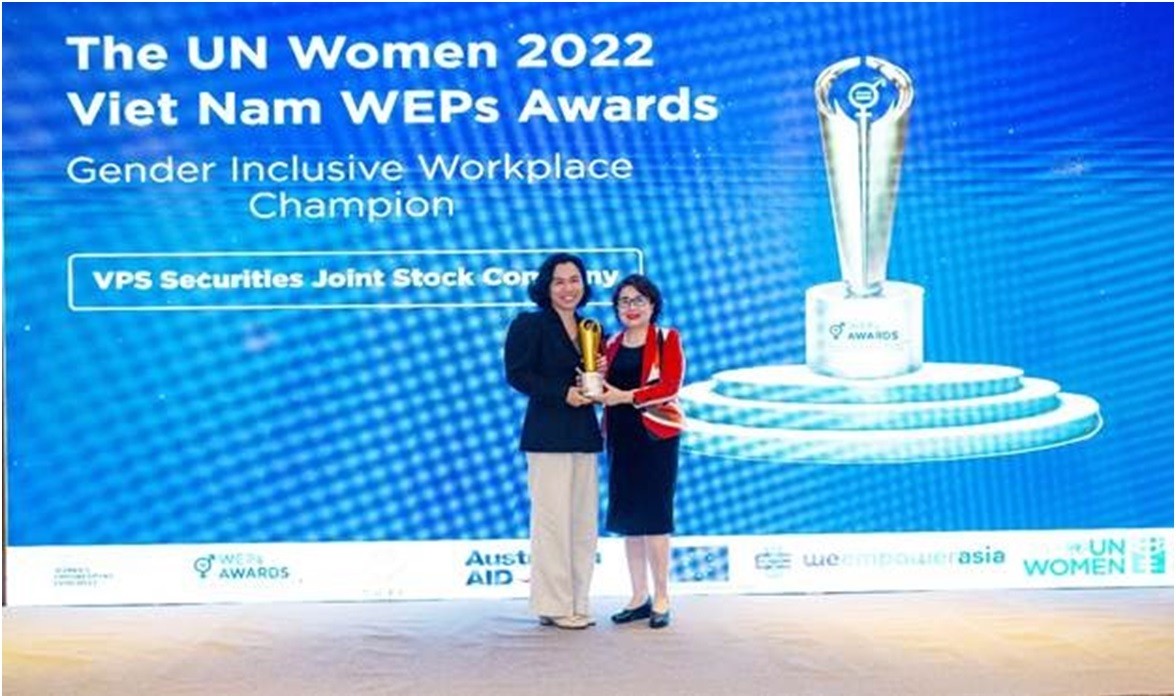 Bà Nguyễn Thị Tuyết Minh – Chủ tịch Hội đồng Doanh nhân nữ Việt Nam trao giải thưởng “Bình đẳng giới tại nơi làm việc” cho Đại diện VPS – Bà Trần Thu Thủy. Bà Nguyễn Thị Tuyết Minh – Chủ tịch Hội đồng Doanh nhân nữ Việt Nam trao giải thưởng “Bình đẳng giới tại nơi làm việc” cho Đại diện VPS – Bà Trần Thu Thủy.