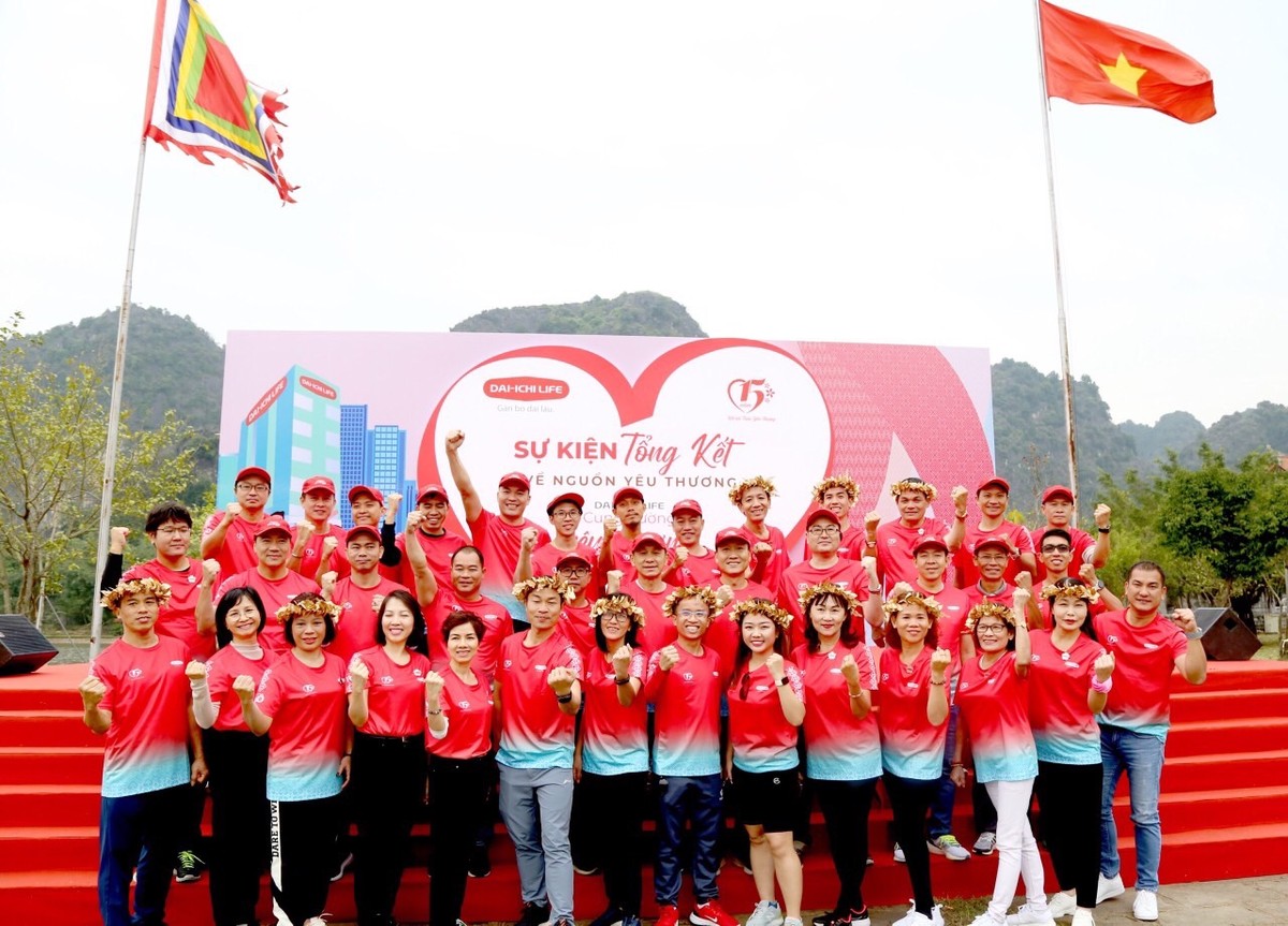 Thành viên Ban Giám đốc Dai-ichi Life Việt Nam chụp hình lưu niệm cùng các vận động viên xuất sắc nhất toàn giải. Thành viên Ban Giám đốc Dai-ichi Life Việt Nam chụp hình lưu niệm cùng các vận động viên xuất sắc nhất toàn giải.