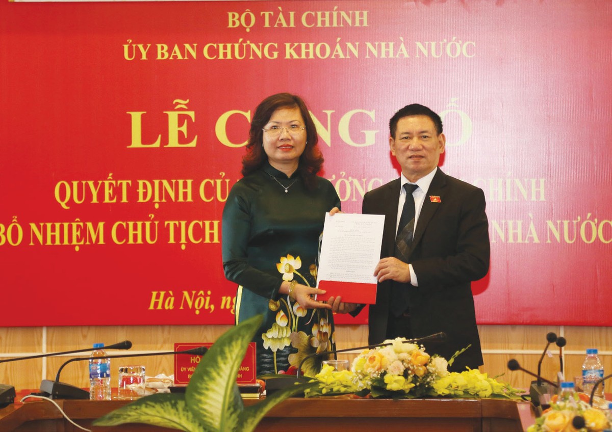 Ngày 9/1/2023, Bộ trưởng Bộ Tài chính Hồ Đức Phớc đã trao quyết định bổ nhiệm Chủ tịch Ủy ban Chứng khoán Nhà nước đối với bà Vũ Thị Chân Phương. Ngày 9/1/2023, Bộ trưởng Bộ Tài chính Hồ Đức Phớc đã trao quyết định bổ nhiệm Chủ tịch Ủy ban Chứng khoán Nhà nước đối với bà Vũ Thị Chân Phương.