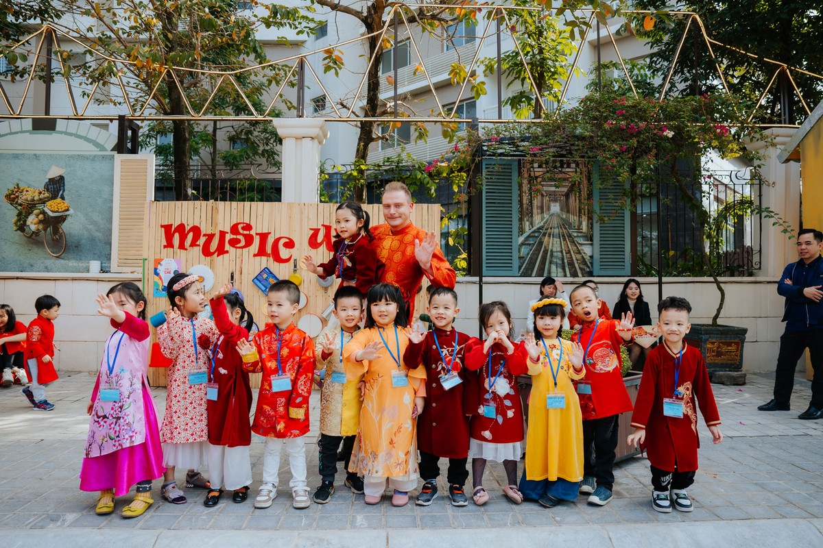 Ca sĩ Kyo York tham gia với vai trò người dẫn chuyện trên đường hoa Home Hanoi Xuan 2023, diễn ra hôm 13/1. Anh lựa chọn trang phục áo dài màu cam với họa tiết truyền thống, tự tin giới thiệu tới khách mời về chủ đề, các loại hoa và nét văn hóa Tết truyền thống của người Việt.