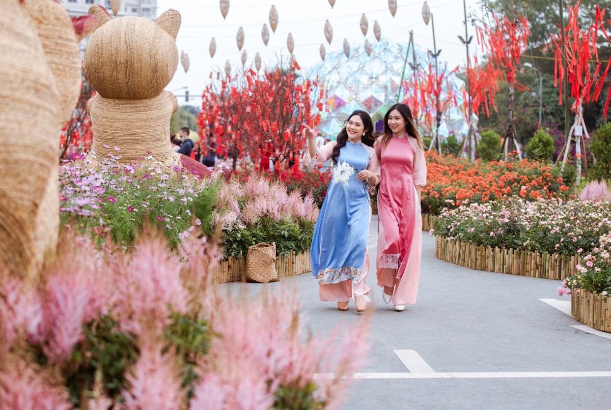 Năm nào cũng vậy, Mai Phương và Lan Anh đều có mặt tại đường hoa Home Hanoi Xuan từ sớm, thuê thợ chụp ảnh để lưu lại làm kỷ niệm. Năm nay, hai cô bạn lựa chọn áo dài cách tân để tạo sự khác biệt và phù hợp với không khí mùa xuân.