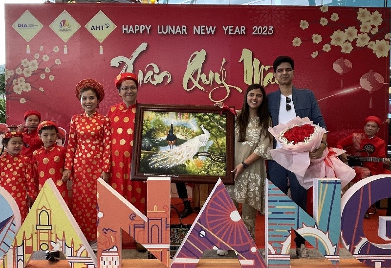 Cô dâu, chú rể của gia đình tỉ phú Ấn Độ là Tuisha Seksaria và Gaurav Palrecha đã chọn TP.Đà Nẵng làm đám cưới đúng dịp Tết Nguyên đán Quý Mão với hơn 350 khách mời cùng với đội ngũ 100 nhân viên sự kiện, đầu bếp đến từ Ấn Độ. Ảnh N.T. Cô dâu, chú rể của gia đình tỉ phú Ấn Độ là Tuisha Seksaria và Gaurav Palrecha đã chọn TP.Đà Nẵng làm đám cưới đúng dịp Tết Nguyên đán Quý Mão với hơn 350 khách mời cùng với đội ngũ 100 nhân viên sự kiện, đầu bếp đến từ Ấn Độ. Ảnh N.T.