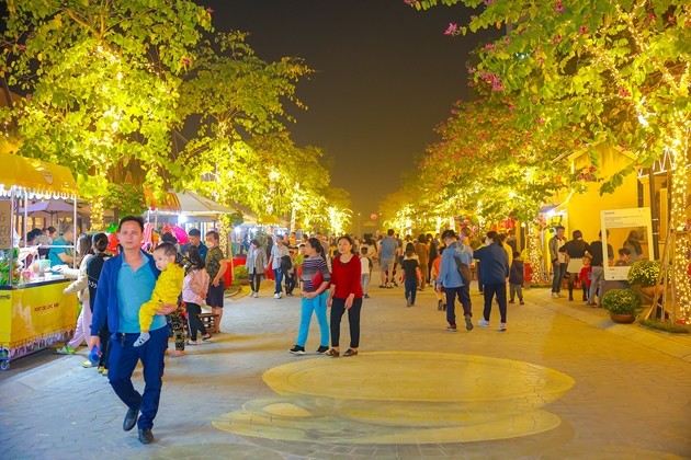 Với các bạn nhỏ, các hoạt động dân gian truyền thống càng trở nên đáng quý bởi trong thời đại công ngày nay, không dễ để trẻ em được tiếp cận với nhiều phong tục tập quán cổ truyền của ông cha. Chị Nguyễn Diệu Ngân (35 tuổi, Hoàn Kiếm, Hà Nội) cho biết: “Ngày nhỏ, tôi rất thích chơi tò he. Đến bây giờ, mỗi khi nhìn hình ảnh những chiếc tò he nhiều màu sắc, ký ức tuổi thơ lại gợi về trong tôi. Tuy nhiên, với thế hệ các con tôi hay những bạn nhỏ cùng lứa thì khác, bởi hiện tại có nhiều đồ chơi, thú vui hiện đại. Tuy vậy, khi có điều kiện, tôi vẫn luôn cố gắng giới thiệu cho các con những đồ vật hay phong tục truyền thống của thế hệ mình để các con thêm trân trọng quá khứ”.