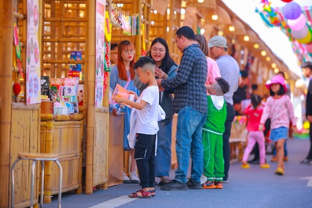 Tại sự kiện Home Hanoi Xuan 2023, khách tham quan còn có thể trải nghiệm hội chợ Happy Tết với những gian hàng văn hóa truyền thống. Tuy chỉ diễn ra trong 3 ngày từ 13/1 đến 15/1, Happy Tết đã cho thấy sức hút của phiên chợ Tết xưa giữa lòng Hà Nội. Hội chợ Happy Tết do Trung tâm Xúc tiến Đầu tư, Thương mại, Du lịch TP. Hà Nội tổ chức. Đây là hoạt động bên lề của chương trình &quot;Xuân quê hương 2023&quot; với ý nghĩa chính trị - văn hóa quan trọng dành cho cộng đồng người Việt ở nước ngoài.