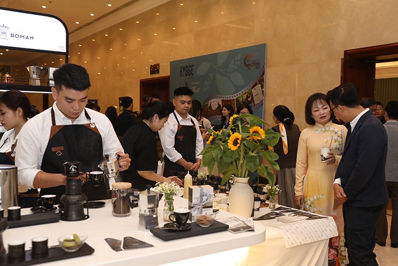 Hoạt động pha cà phê và thưởng thức cà phê tại Họp báo. Hoạt động pha cà phê và thưởng thức cà phê tại Họp báo.