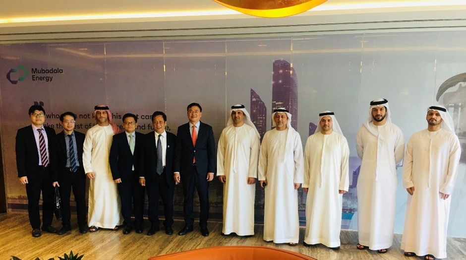 Thứ trưởng Phạm Quang Hiệu chụp hình lưu niệm với ban lãnh đạo Tập đoàn Mubadala.