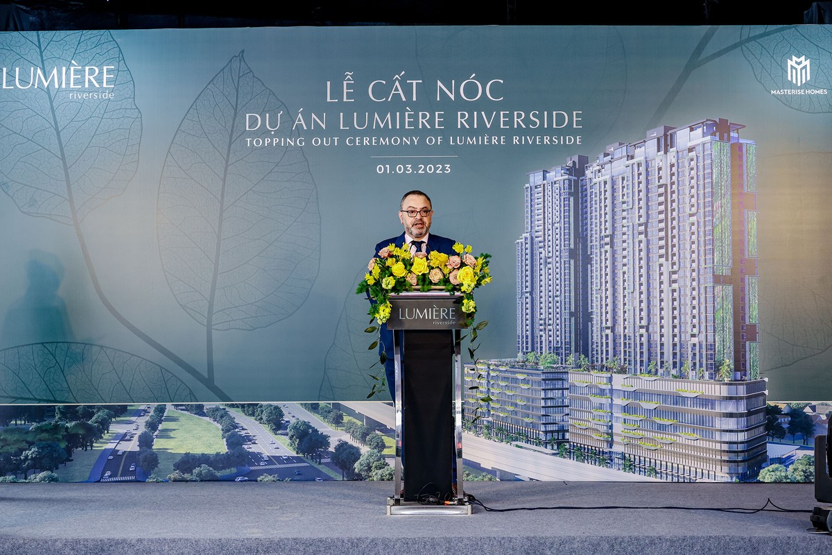 Ông Mahdi Samhouri - Phó Giám đốc Khối Phát triển dự án kiêm Phó Giám đốc Khối Thiết kế Masterise Homes phát biểu chào mừng tại lễ cất nóc.