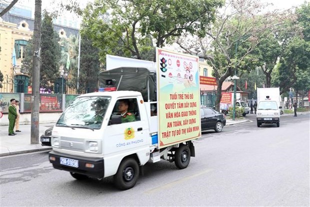 Lực lượng chức năng ra quân tổng kiểm tra, xử lý, giải quyết vi phạm về trật tự an toàn giao thông, trật tự đô thị, trật tự công cộng. (Ảnh: Thanh Thảo/TTXVN phát).