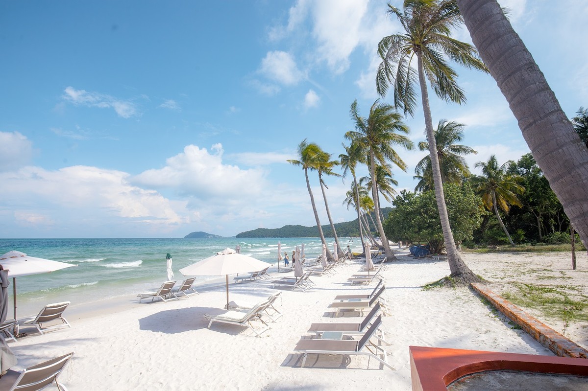 Bãi biển đẹp nhưng còn thiếu vắng dịch vụ. Ảnh Sun Group. Bãi biển đẹp nhưng còn thiếu vắng dịch vụ. Ảnh Sun Group.