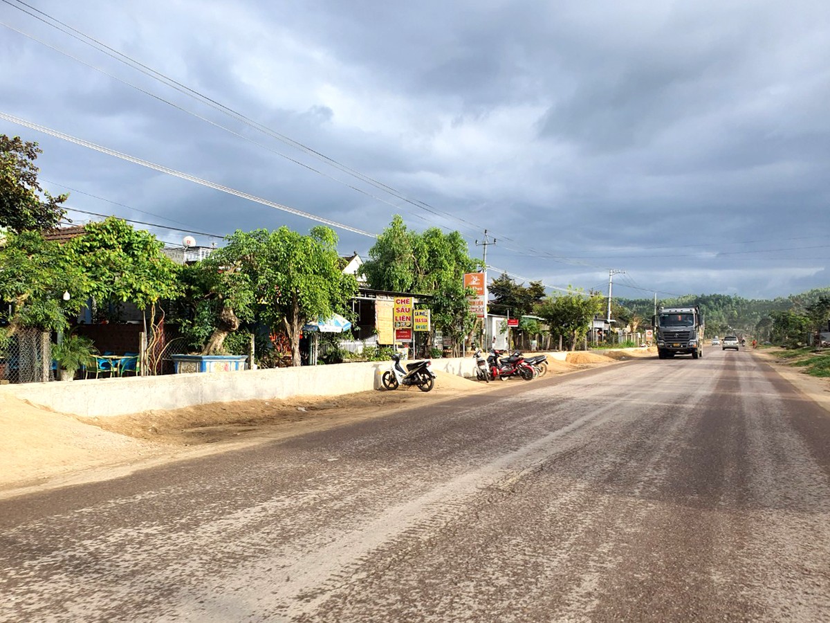 Nhiều hộ dân phản ánh, việc sinh hoạt và kinh doanh gặp nhiều khó khăn do thi công Dự án Tăng cường kết nối giao thông khu vực Tây Nguyên.