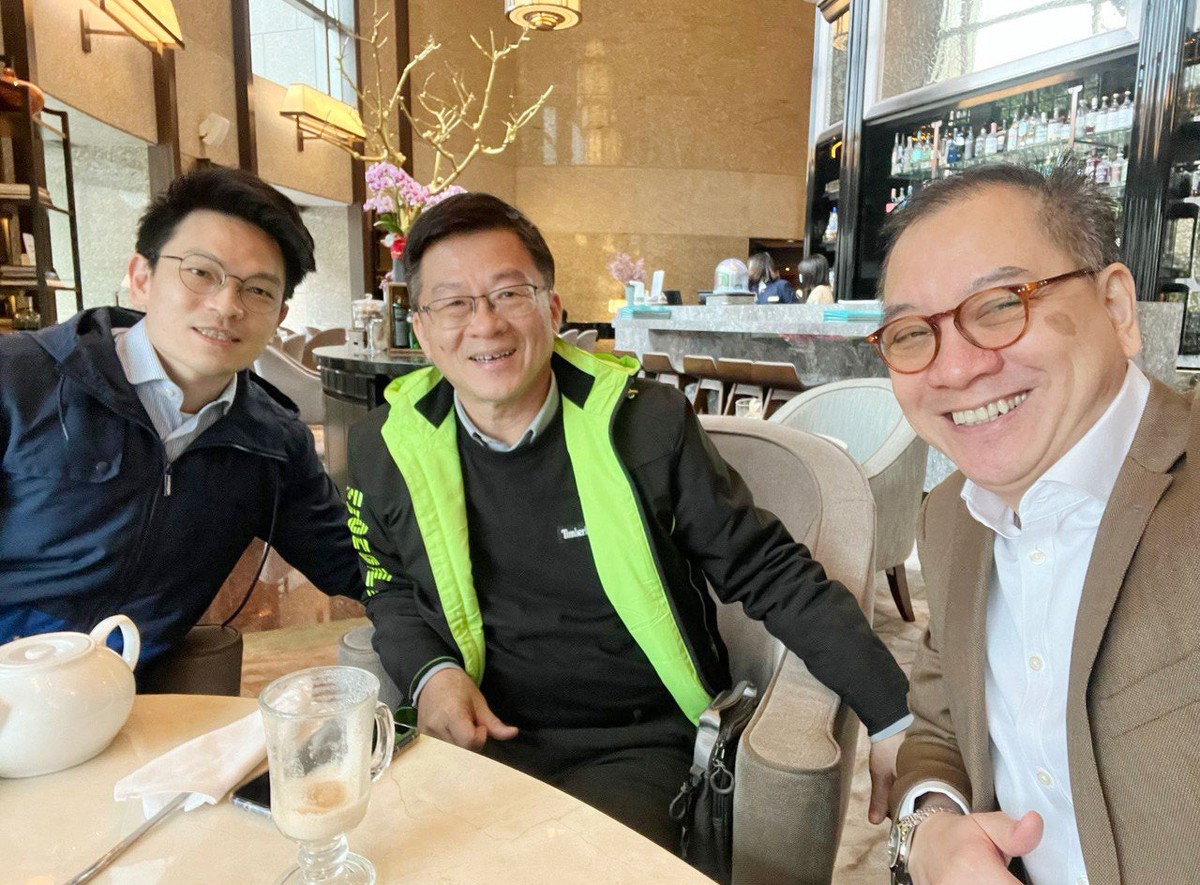 Tác giả (bìa phải) làm việc với một số nhà đầu tư châu Á có nhu cầu tìm hiểu về thị trường chứng khoán Việt Nam Tác giả (bìa phải) làm việc với một số nhà đầu tư châu Á có nhu cầu tìm hiểu về thị trường chứng khoán Việt Nam