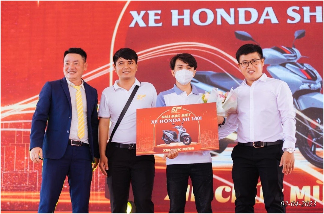 Khách hàng may mắn giành được Giải Đặc biệt là 1 xe Honda SH 160i trong chương trình rút thăm may mắn. Khách hàng may mắn giành được Giải Đặc biệt là 1 xe Honda SH 160i trong chương trình rút thăm may mắn.