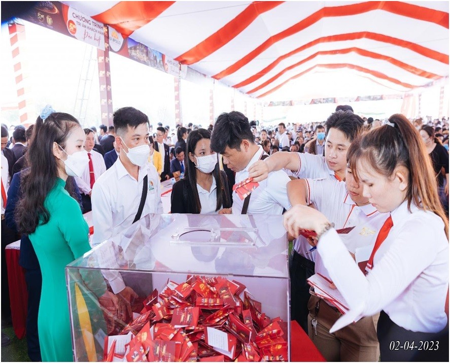 Nhân viên của Hệ thống 5F hỗ trợ khách hàng bỏ phiếu rút thăm may mắn vào thùng phiếu. Nhân viên của Hệ thống 5F hỗ trợ khách hàng bỏ phiếu rút thăm may mắn vào thùng phiếu.