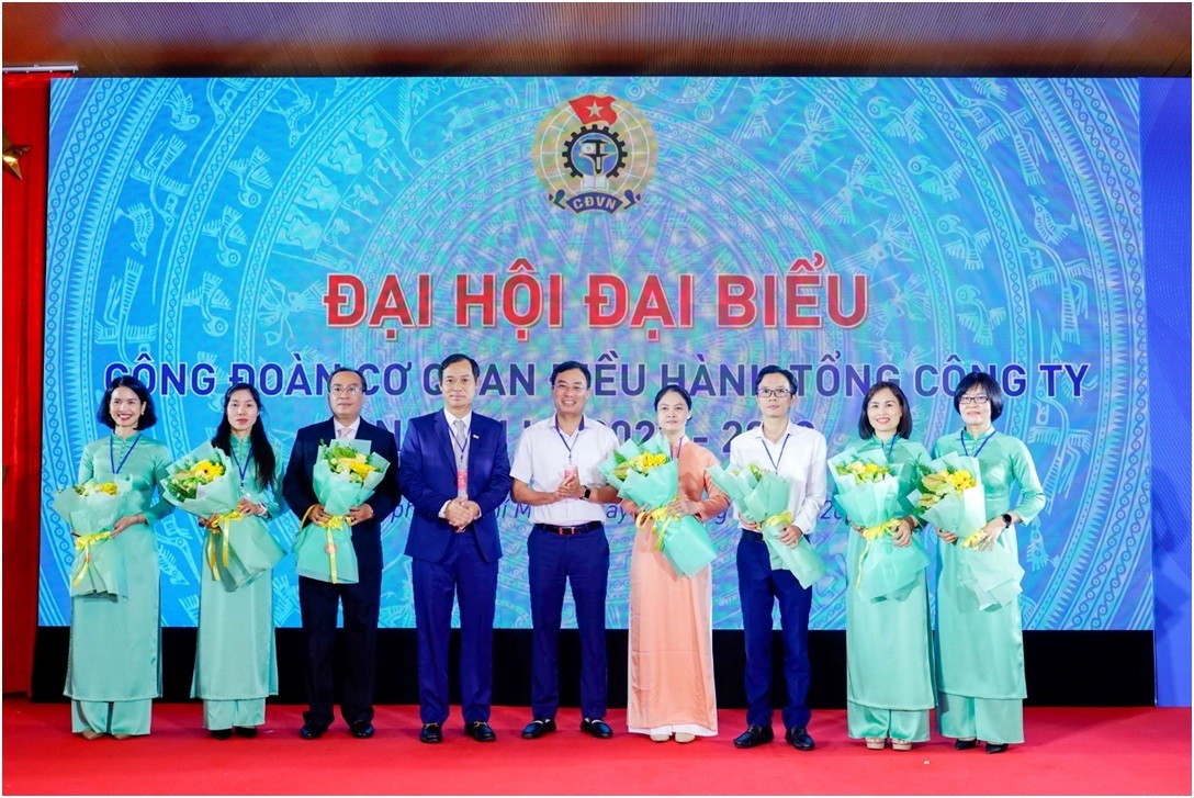 Lãnh đạo Đảng Ủy và Công đoàn PV GAS chúc mừng BCH Công đoàn CQĐH nhiệm kỳ 2023-2028. Lãnh đạo Đảng Ủy và Công đoàn PV GAS chúc mừng BCH Công đoàn CQĐH nhiệm kỳ 2023-2028.