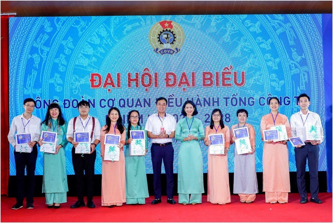 Công đoàn CQĐH khen thưởng các công đoàn viên xuất sắc đã có nhiều đóng góp cho hoạt động công đoàn trong nhiệm kỳ vừa qua. Công đoàn CQĐH khen thưởng các công đoàn viên xuất sắc đã có nhiều đóng góp cho hoạt động công đoàn trong nhiệm kỳ vừa qua.