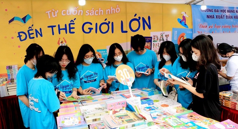 Hội Sách thu hút đông đảo các bạn học sinh, sinh viên. Hội Sách thu hút đông đảo các bạn học sinh, sinh viên.