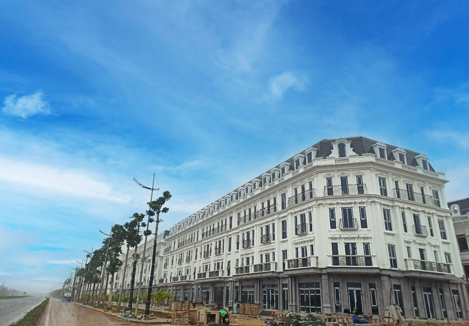 Toàn bộ biệt thự và shophouse của Sunshine Capital Tay Thang Long đã hoàn thành kết cấu móng, thân, đang thi công ốp lát đá ngoài nhà, lắp đặt lan can, cửa vách kính, dự kiến bàn giao vào quý II/2023. Toàn bộ biệt thự và shophouse của Sunshine Capital Tay Thang Long đã hoàn thành kết cấu móng, thân, đang thi công ốp lát đá ngoài nhà, lắp đặt lan can, cửa vách kính, dự kiến bàn giao vào quý II/2023.