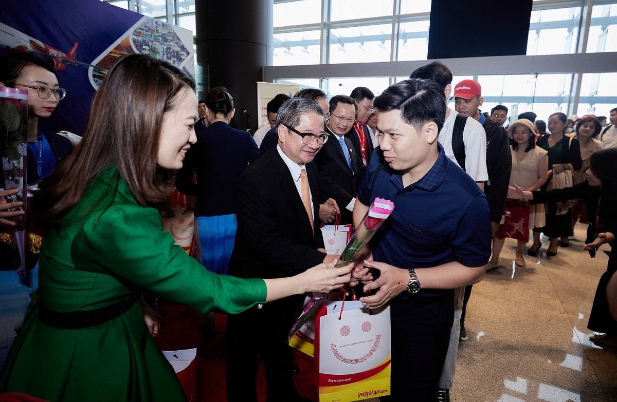 Lãnh đạo Cảng HKQT Vân Đồn tặng quà lưu niệm cho những hành khách trong chuyến bay đầu tiên chặng Cần Thơ - Vân Đồn.