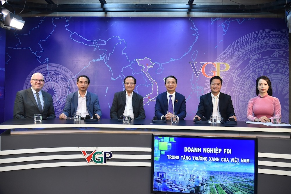 Các diễn giả tham gia Tọa đàm: "Doanh nghiệp FDI trong tăng trưởng xanh của Việt Nam" (Ảnh: VGP). Các diễn giả tham gia Tọa đàm: "Doanh nghiệp FDI trong tăng trưởng xanh của Việt Nam" (Ảnh: VGP).