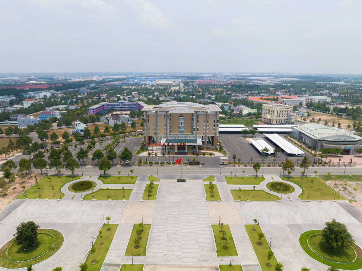 Sự phát triển năng động của Bình Dương, nhất là về công nghiệp và hạ tầng, mang đến tiềm năng lớn cho phân khúc đất nền. Sự phát triển năng động của Bình Dương, nhất là về công nghiệp và hạ tầng, mang đến tiềm năng lớn cho phân khúc đất nền.