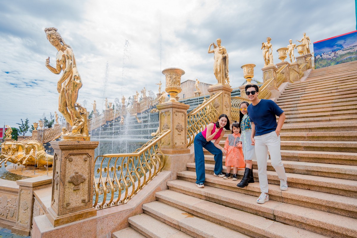 Nhiều điểm đến đầu tư các sản phẩm du lịch mới nhằm thu hút du khách bên cạnh thế mạnh về cảnh quan thiên nhiên. Trong ảnh: Khách vui chơi tại Sun World Bana Hills, Đà Nẵng.