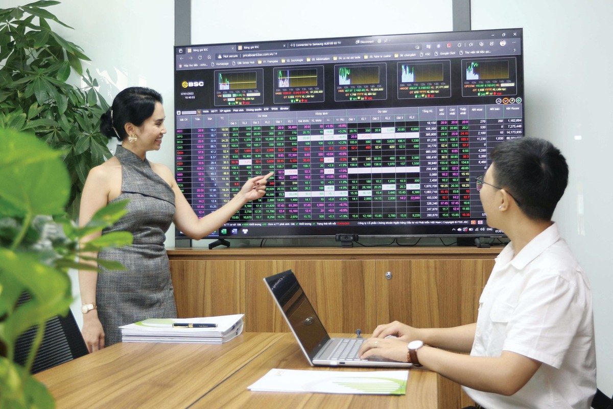 Thị trường vốn của Việt Nam còn yếu và chưa thể “san sẻ” gánh nặng cho tín dụng ngân hàng. Thị trường vốn của Việt Nam còn yếu và chưa thể “san sẻ” gánh nặng cho tín dụng ngân hàng.