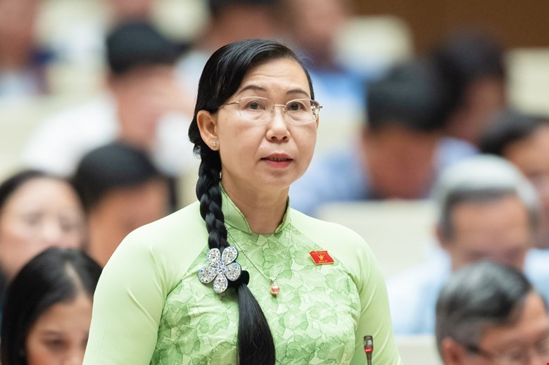 Đại biểu Phan Thị Mỹ Dung (Long An) chất vấn trước Quốc hội. Đại biểu Phan Thị Mỹ Dung (Long An) chất vấn trước Quốc hội.