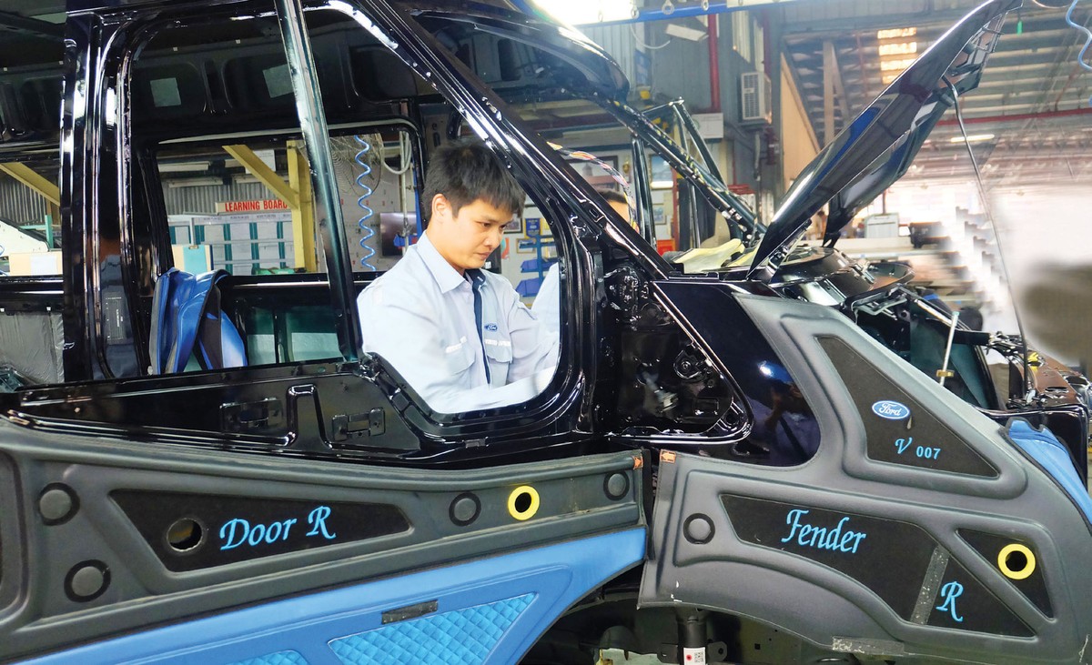 Hướng dòng tiền vào sản xuất được coi là ưu tiên chính sách. Hướng dòng tiền vào sản xuất được coi là ưu tiên chính sách.