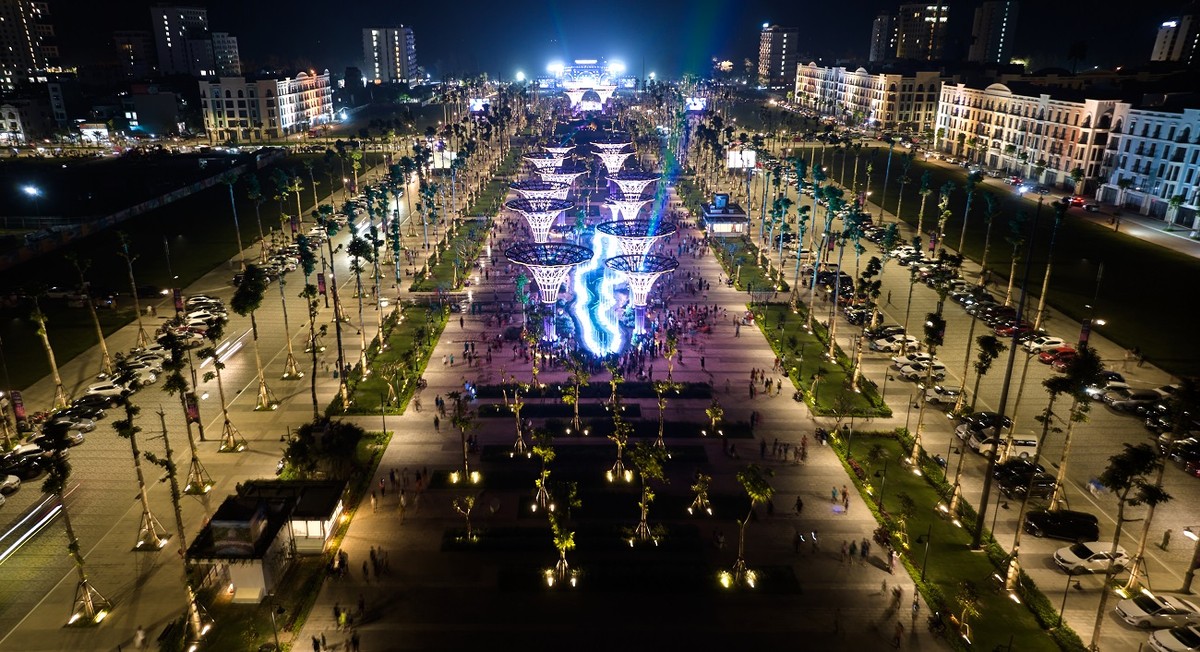 Trục cảnh quan lễ hội TP Sầm Sơn lung linh trong đêm. Trục cảnh quan lễ hội TP Sầm Sơn lung linh trong đêm.