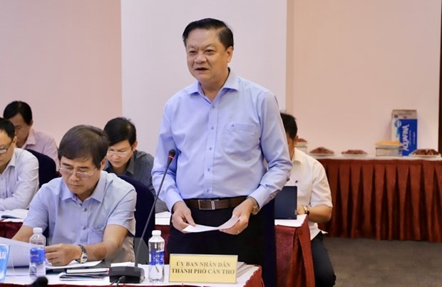 Phó Chủ tịch Ủy ban Nhân dân thành phố Cần Thơ Dương Tấn Hiển phát biểu tại hội thảo. (Ảnh: Hồng Giang/TTXVN). Phó Chủ tịch Ủy ban Nhân dân thành phố Cần Thơ Dương Tấn Hiển phát biểu tại hội thảo. (Ảnh: Hồng Giang/TTXVN).