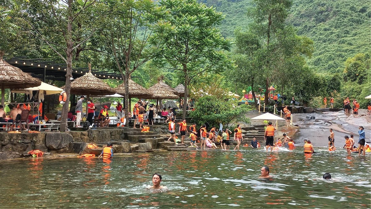 Một trong những địa điểm du lịch sinh thái nổi tiếng trải nghiệm tắm suối ở Bạch Mã Village, huyện Phú Lộc. Một trong những địa điểm du lịch sinh thái nổi tiếng trải nghiệm tắm suối ở Bạch Mã Village, huyện Phú Lộc.