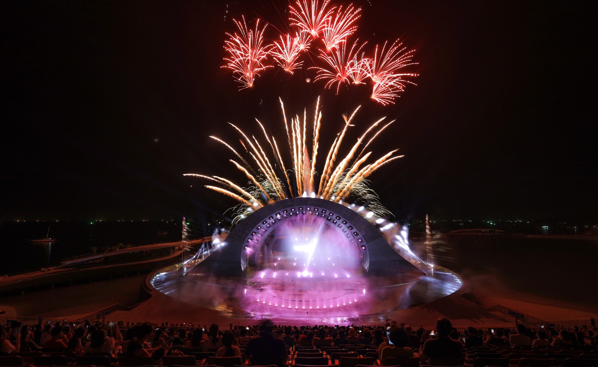 Pháo hoa tại show diễn Kiss The Stars, thị trấn Hoàng Hôn.