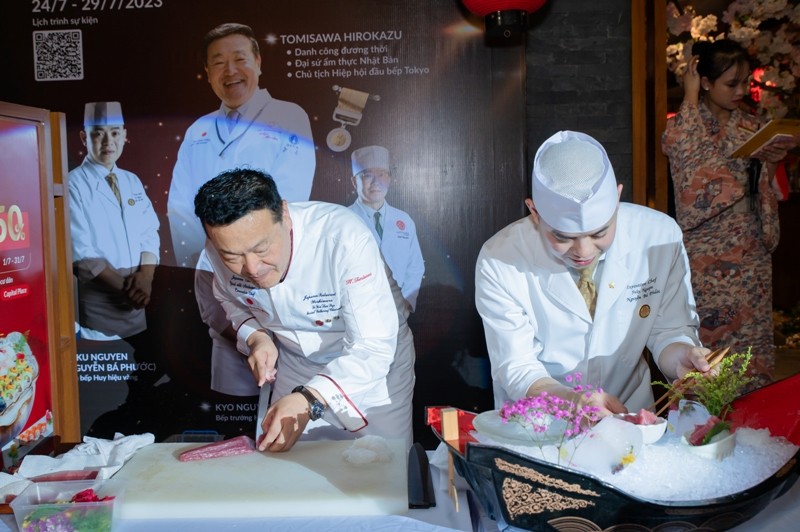 Đại sứ Tomisawa cùng người học trò thân thiết của mình - Đầu bếp Huy hiệu vàng Fuku Nguyễn (Nguyễn Bá Phước). Đại sứ Tomisawa cùng người học trò thân thiết của mình - Đầu bếp Huy hiệu vàng Fuku Nguyễn (Nguyễn Bá Phước).