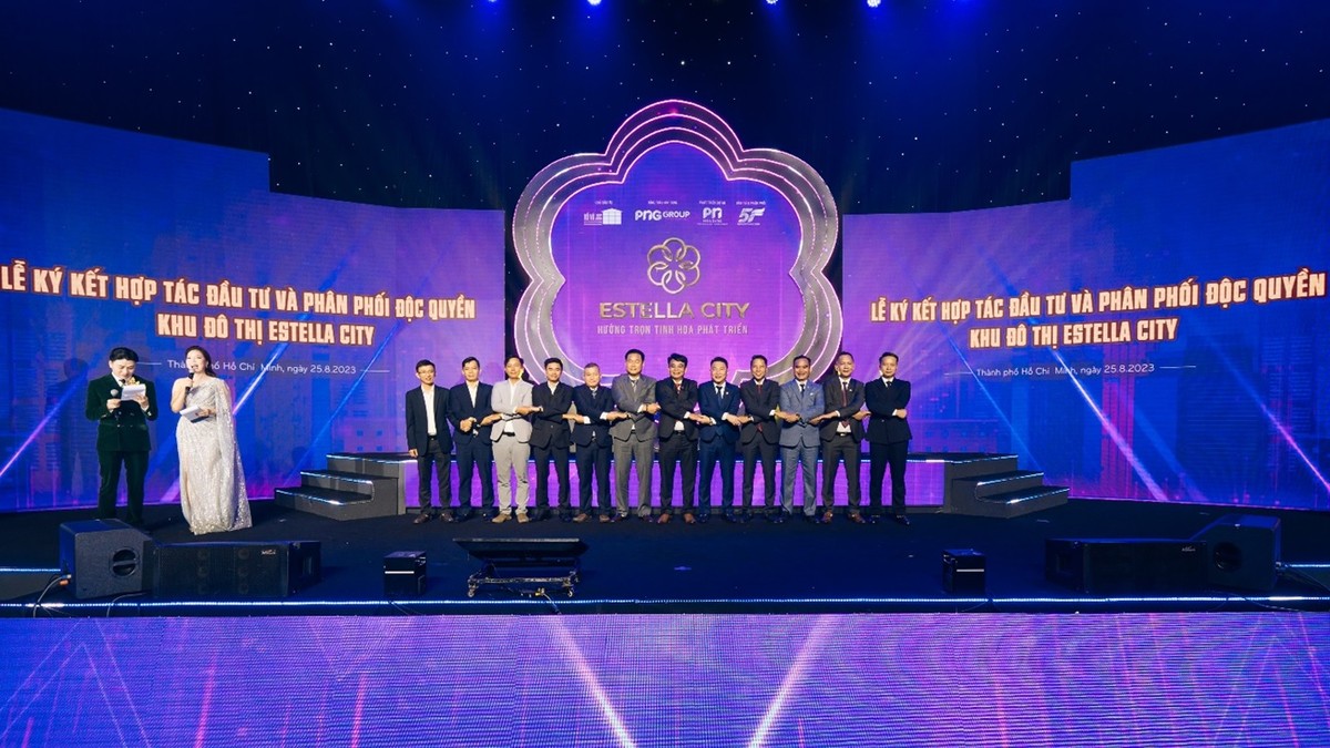 Ban lãnh đạo Hệ thống 5F chụp hình lưu niệm với đại diện chủ đầu tư Hồ Vũ SJC và các đối tác xây dựng, phát triển dự án.