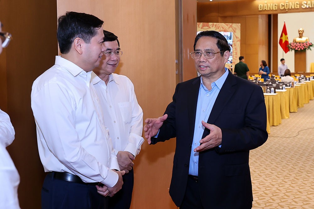 Thủ tướng trò chuyện với các đại biểu tham dự hội nghị. (Ảnh: Nhật Bắc). Thủ tướng trò chuyện với các đại biểu tham dự hội nghị. (Ảnh: Nhật Bắc).