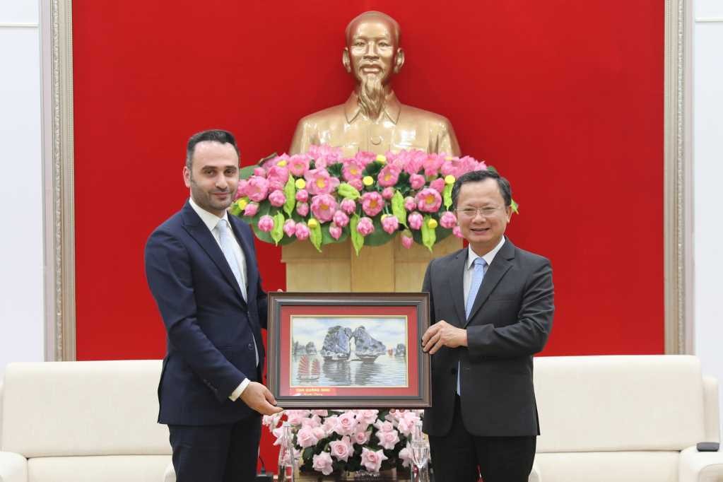 Ông Cao Tường Huy, quyền Chủ tịch UBND tỉnh Quảng Ninh tặng ông Amir Salemizadeh Tổng giám đốc Tập đoàn JTA, Qatar, bức tranh về vịnh Hạ Long. Nguồn: Quảng Ninh Portal. Ông Cao Tường Huy, quyền Chủ tịch UBND tỉnh Quảng Ninh tặng ông Amir Salemizadeh Tổng giám đốc Tập đoàn JTA, Qatar, bức tranh về vịnh Hạ Long. Nguồn: Quảng Ninh Portal.