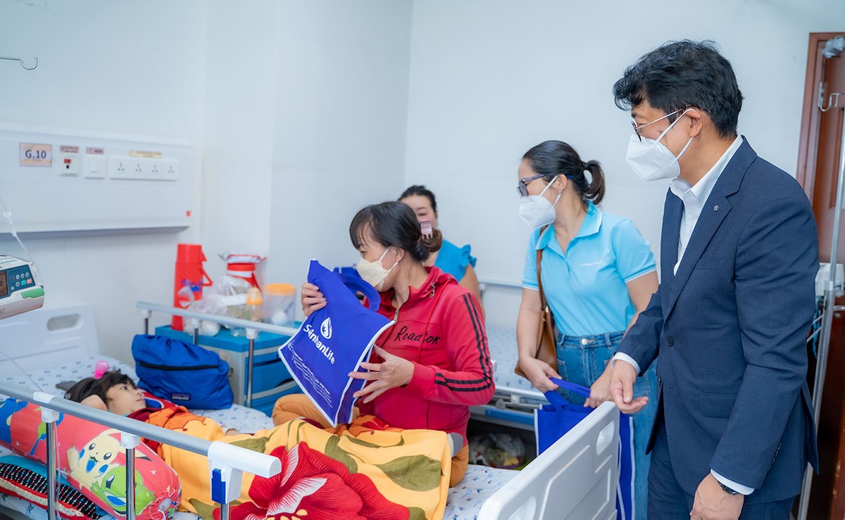 Đại diện Shinhan Life trao thêm các phần quà cho gia đình bệnh nhi đang điều trị tại Bệnh viện Nhi đồng TP.HCM nhân dịp Trung thu. Đại diện Shinhan Life trao thêm các phần quà cho gia đình bệnh nhi đang điều trị tại Bệnh viện Nhi đồng TP.HCM nhân dịp Trung thu.