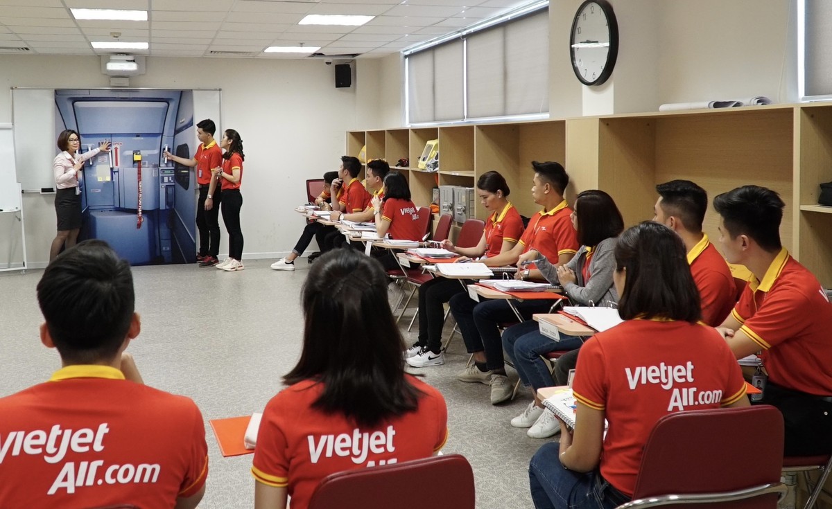 Gần 395.000 lượt học viên đã được huấn luyện, đào tạo tại Học viện Hàng không Vietjet những năm qua, không chỉ đáp ứng nhu cầu đào tạo, phát triển nguồn nhân lực của riêng Vietjet mà còn cả ngành hàng không khu vực và thế giới. Gần 395.000 lượt học viên đã được huấn luyện, đào tạo tại Học viện Hàng không Vietjet những năm qua, không chỉ đáp ứng nhu cầu đào tạo, phát triển nguồn nhân lực của riêng Vietjet mà còn cả ngành hàng không khu vực và thế giới.
