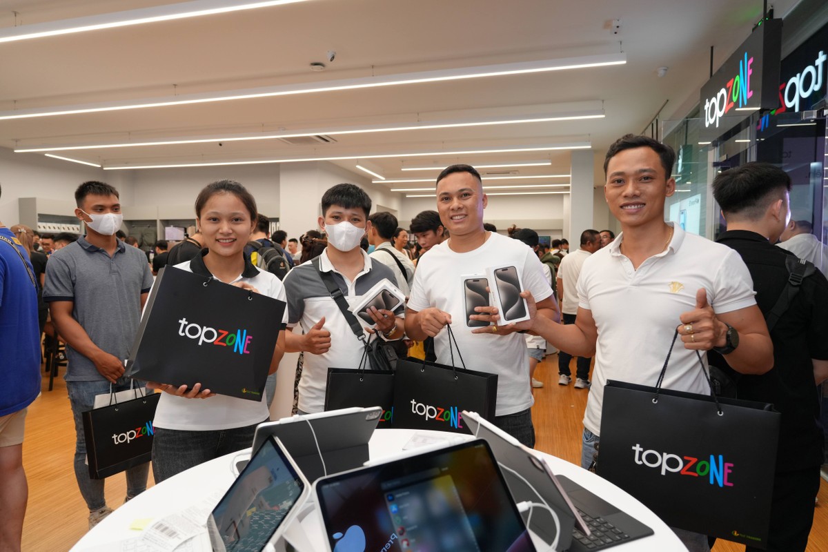Niềm vui của những khách hàng đầu tiên sở hữu iPhone 15. Niềm vui của những khách hàng đầu tiên sở hữu iPhone 15.