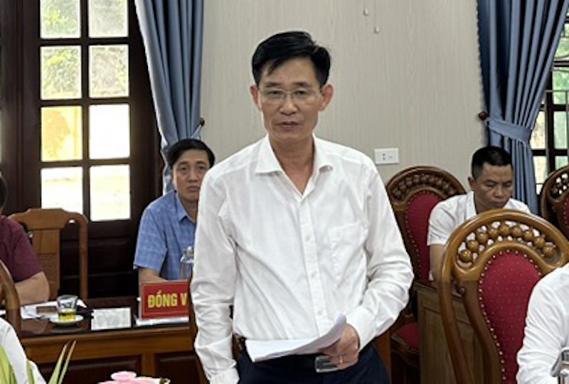 Ông Trương Minh Cương, Bí thư Huyện ủy, Chủ tịch HĐND huyện Quế Phong trao đổi tại cuộc họp. Ông Trương Minh Cương, Bí thư Huyện ủy, Chủ tịch HĐND huyện Quế Phong trao đổi tại cuộc họp.