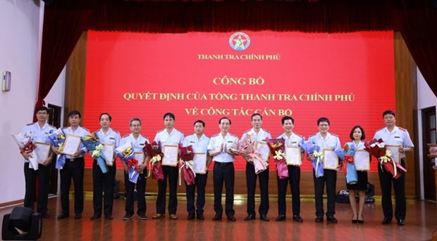 Phó Tổng Thanh tra Chính phủ Đặng Công Huẩn trao quyết định luân chuyển, điều động và bổ nhiệm đối với các cán bộ cấp Phó Vụ trưởng và tương đương. (Nguồn: Báo Thanh tra). Phó Tổng Thanh tra Chính phủ Đặng Công Huẩn trao quyết định luân chuyển, điều động và bổ nhiệm đối với các cán bộ cấp Phó Vụ trưởng và tương đương. (Nguồn: Báo Thanh tra).