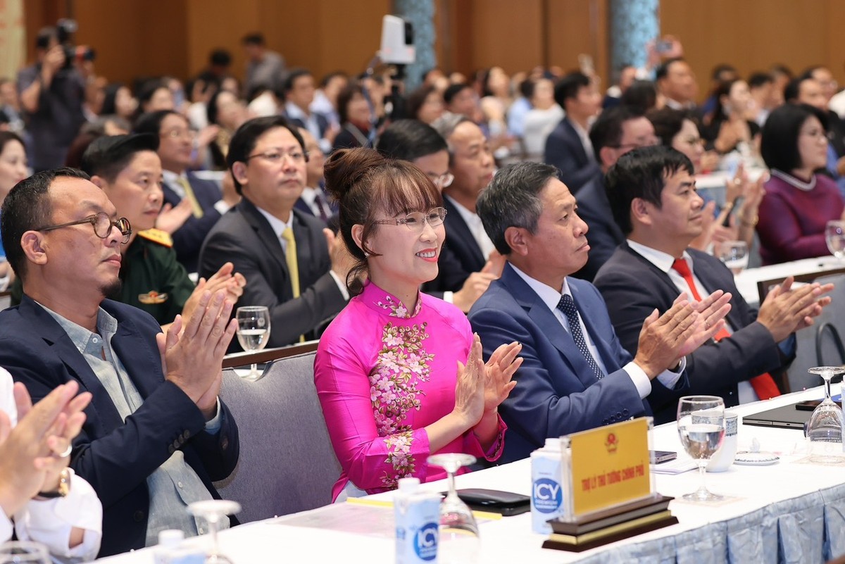 “… cộng đồng doanh nhân cùng nỗ lực vì một Việt Nam hùng cường”- bà Nguyễn Thị Phương Thảo. “… cộng đồng doanh nhân cùng nỗ lực vì một Việt Nam hùng cường”- bà Nguyễn Thị Phương Thảo.