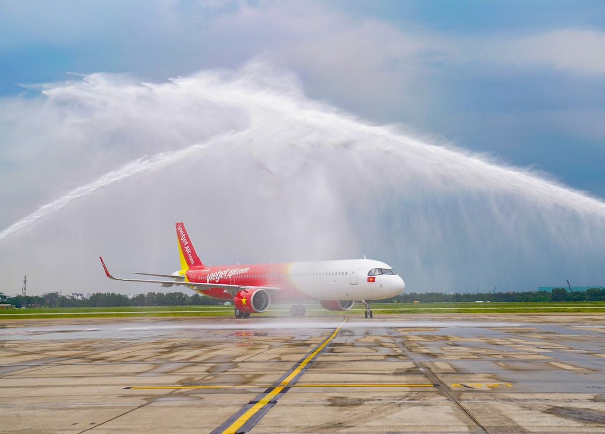 Tàu bay thế hệ mới A321neo ACF 240 của Vietjet được chào đón với nghi thức vòi rồng. Tàu bay thế hệ mới A321neo ACF 240 của Vietjet được chào đón với nghi thức vòi rồng.