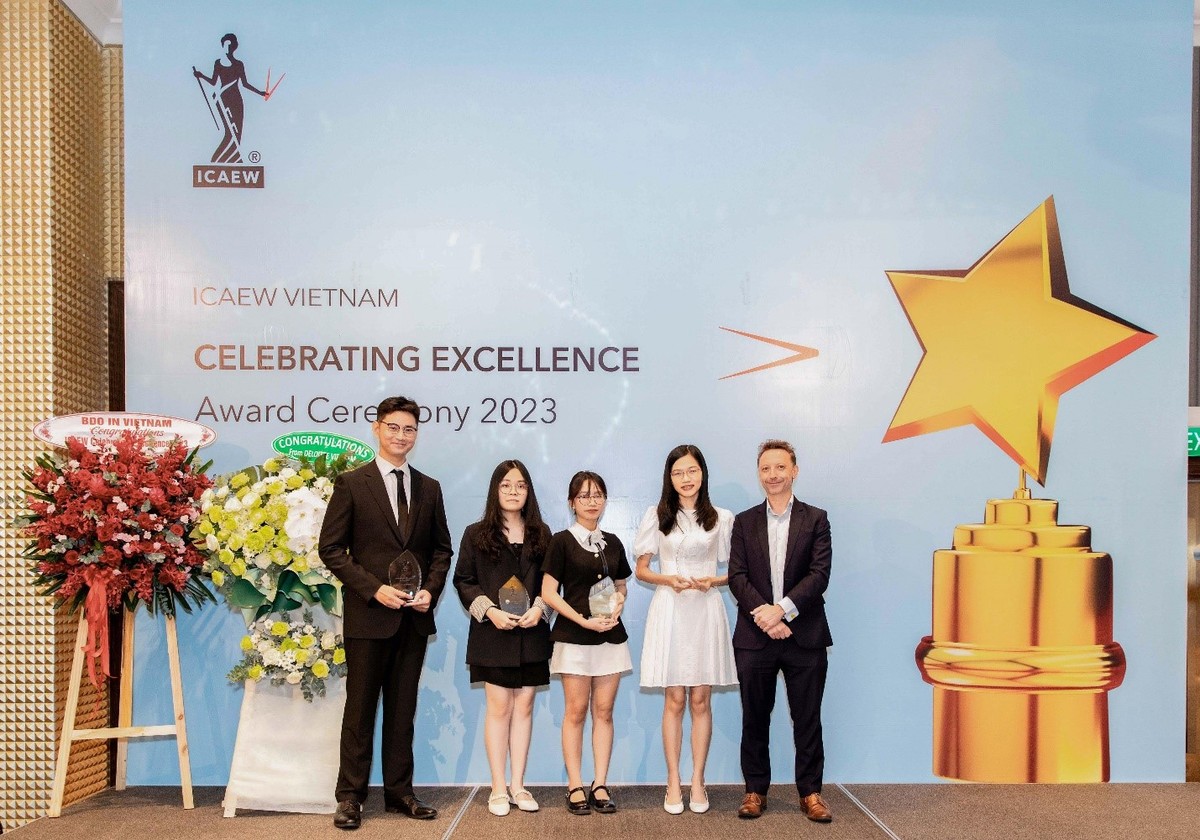 Ông Matt Ryland, Giám đốc điều hành Doanh nghiệp Anh Quốc tại Việt Nam (BritCham) chúc mừng và trao Bằng Chartered Accountant cho các hội viên tại TP.HCM. Ông Matt Ryland, Giám đốc điều hành Doanh nghiệp Anh Quốc tại Việt Nam (BritCham) chúc mừng và trao Bằng Chartered Accountant cho các hội viên tại TP.HCM.